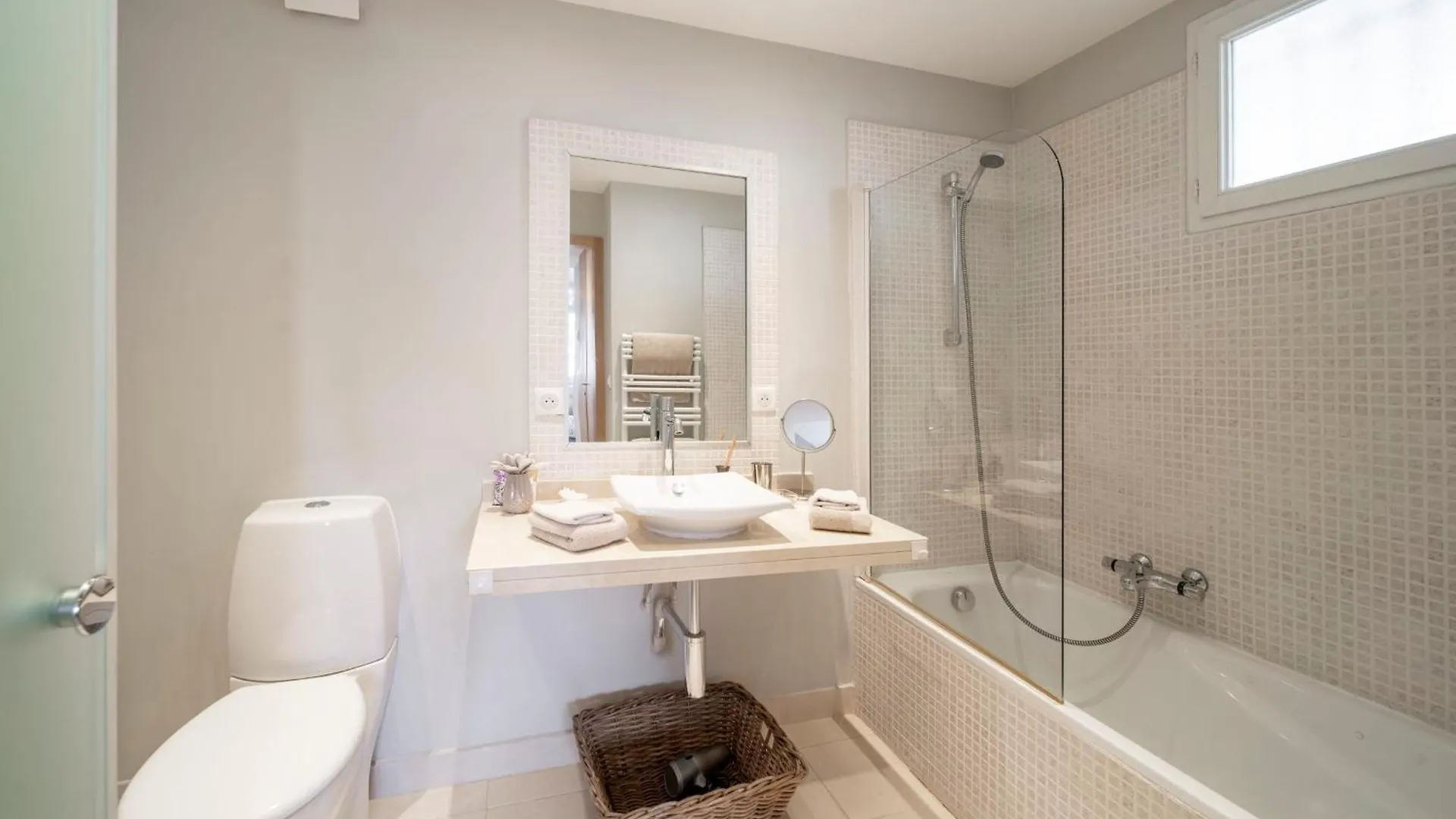 Cannes Luxury Rental - Pretty 3 Bedroom Apartment To Rent With 50M Terrace