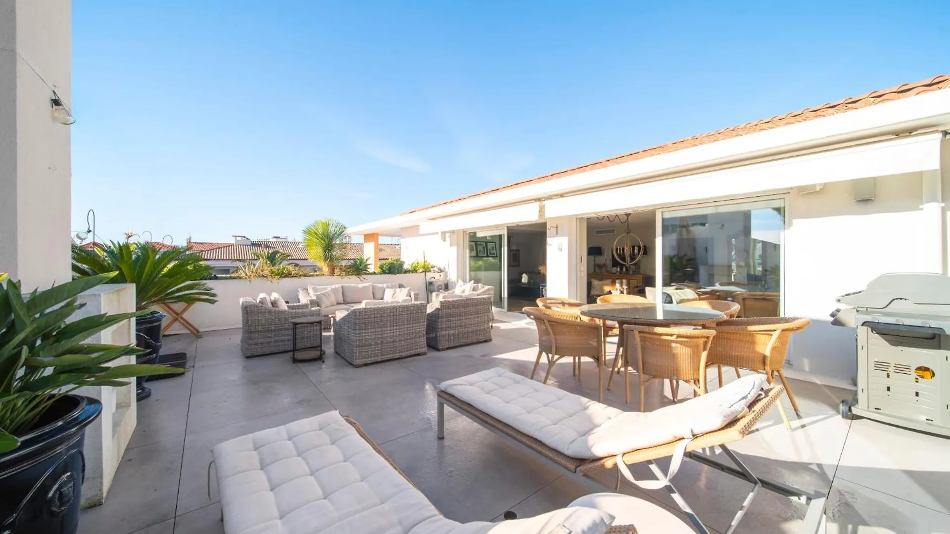 Cannes Luxury Rental - Pretty 3 Bedroom Apartment To Rent With 50M Terrace France
