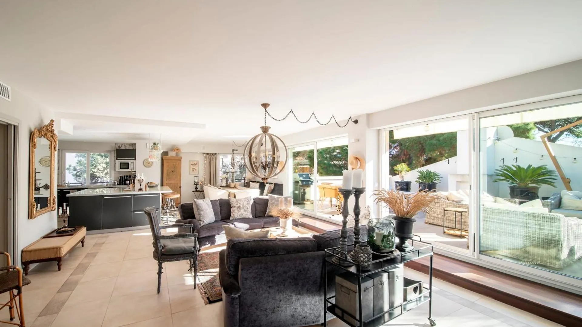 Cannes Luxury Rental - Pretty 3 Bedroom Apartment To Rent With 50M Terrace France